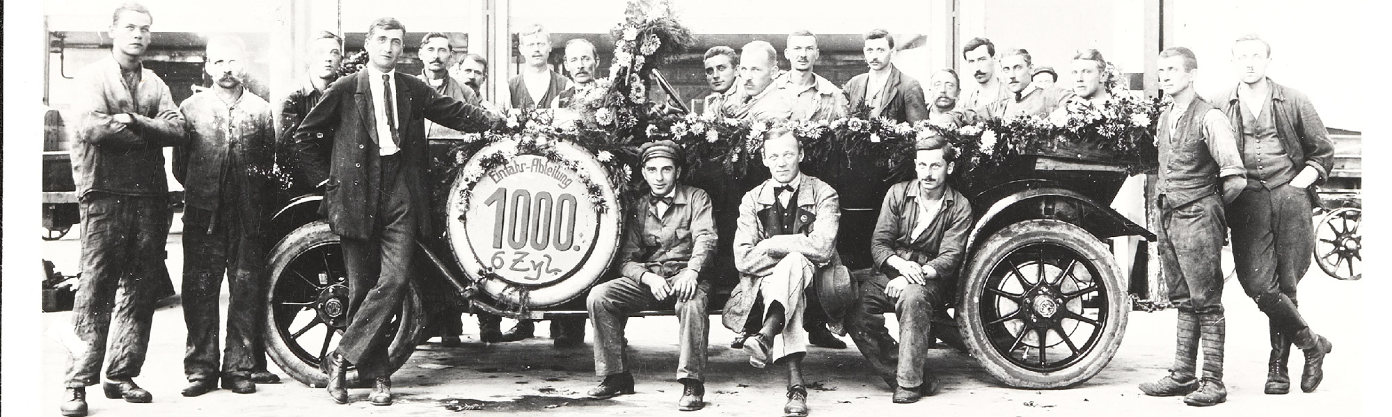 Historisches Gruppenbild mit Auto